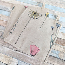 Lade das Bild in den Galerie-Viewer, 2 Topflappen Blumen - Kieu.FashionArt