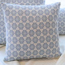 Lade das Bild in den Galerie-Viewer, 2) Sofakissen nordisch blau - Kieu.FashionArt