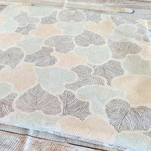 Lade das Bild in den Galerie-Viewer, 3 Kissenbezug mit Blättern