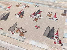 Lade das Bild in den Galerie-Viewer, 3 Platzmatten mit Rentieren