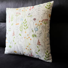 Lade das Bild in den Galerie-Viewer, Blumen Kissen - Kieu.FashionArt