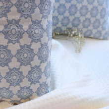 Lade das Bild in den Galerie-Viewer, 4) Kissen blaue Ornamente - Kieu.FashionArt