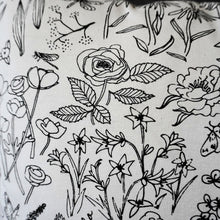 Lade das Bild in den Galerie-Viewer, Kissen - scharze Blumen auf weißen Hintergrund
