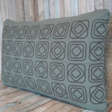 Lade das Bild in den Galerie-Viewer, 5 Sofakissen gruen bestickt