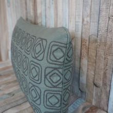 Lade das Bild in den Galerie-Viewer, 6 Kissen geometrisch bestickt gruen