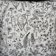 Lade das Bild in den Galerie-Viewer, Blumenkissen in schwarz weiß