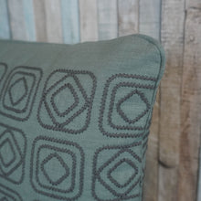 Lade das Bild in den Galerie-Viewer, 7 Guens Kissen gemoetisch bestickt