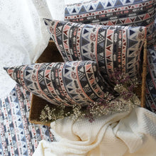Lade das Bild in den Galerie-Viewer, Sofakissen Bezug / Kissenhülle mehrfarbig aus Brokat-Stoff mit (ägyptischen) Symbolen