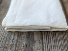 Lade das Bild in den Galerie-Viewer, Kieu.FashionArt - Weiße Reinleinenserviette