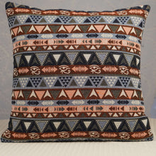 Lade das Bild in den Galerie-Viewer, Sofakissen Bezug / Kissenhülle mehrfarbig aus Brokat-Stoff mit (ägyptischen) Symbolen