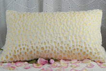 Lade das Bild in den Galerie-Viewer, Kissenbezug Fell in gold weiss - Kieu.FashionArt