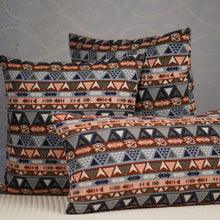 Lade das Bild in den Galerie-Viewer, Sofakissen Bezug / Kissenhülle mehrfarbig aus Brokat-Stoff mit (ägyptischen) Symbolen