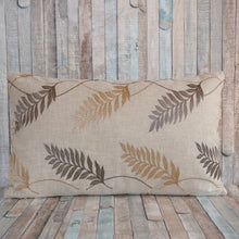 Lade das Bild in den Galerie-Viewer, Kissenbezug beige Blaetter - Kieu.FashionArt