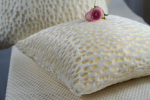 Lade das Bild in den Galerie-Viewer, Kissenbezug gold Muster- Kieu.FashionArt