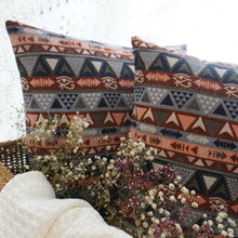 Lade das Bild in den Galerie-Viewer, Sofakissen Bezug / Kissenhülle mehrfarbig aus Brokat-Stoff mit (ägyptischen) Symbolen