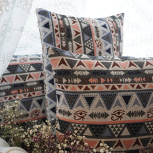 Lade das Bild in den Galerie-Viewer, Sofakissen Bezug / Kissenhülle mehrfarbig aus Brokat-Stoff mit (ägyptischen) Symbolen