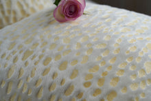 Lade das Bild in den Galerie-Viewer, Kissenhuelle weiß-gold - Kieu.FashionArt