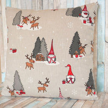 Lade das Bild in den Galerie-Viewer, Kissen mit Wichteln