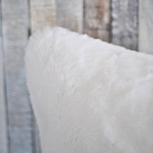 Lade das Bild in den Galerie-Viewer, KuscheligeKissenhuelle-Kieu.FashionArt