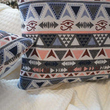Lade das Bild in den Galerie-Viewer, Sofakissen Bezug / Kissenhülle mehrfarbig aus Brokat-Stoff mit (ägyptischen) Symbolen