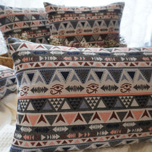 Lade das Bild in den Galerie-Viewer, Sofakissen Bezug / Kissenhülle mehrfarbig aus Brokat-Stoff mit (ägyptischen) Symbolen