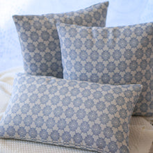 Lade das Bild in den Galerie-Viewer, Sofakissen blaue Symbole - Kieu.FashionArt