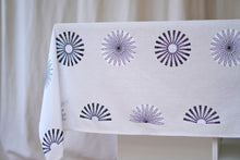 Lade das Bild in den Galerie-Viewer, Weiße Tischdecke mit bestickten Kreismotiven in Leinenoptik