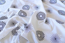 Lade das Bild in den Galerie-Viewer, Weiße Tischdecke mit bestickten Kreismotiven in Leinenoptik