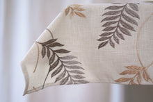 Lade das Bild in den Galerie-Viewer, Tischdecke beige Leinen schwarz gold betickt