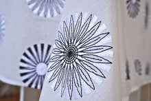 Lade das Bild in den Galerie-Viewer, Weiße Tischdecke mit bestickten Kreismotiven in Leinenoptik