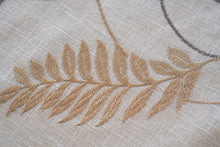 Lade das Bild in den Galerie-Viewer, Tischdecke mit goldenen Zweigen