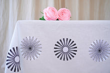 Lade das Bild in den Galerie-Viewer, Weiße Tischdecke mit bestickten Kreismotiven in Leinenoptik