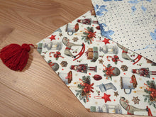 Lade das Bild in den Galerie-Viewer, Tischläufer weihnachtlich mit Quasten - Kieu.FashionArt
