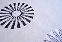 Lade das Bild in den Galerie-Viewer, Weiße Tischdecke mit bestickten Kreismotiven in Leinenoptik