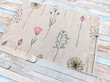 Lade das Bild in den Galerie-Viewer, 2 Platzsets mit Blumen
