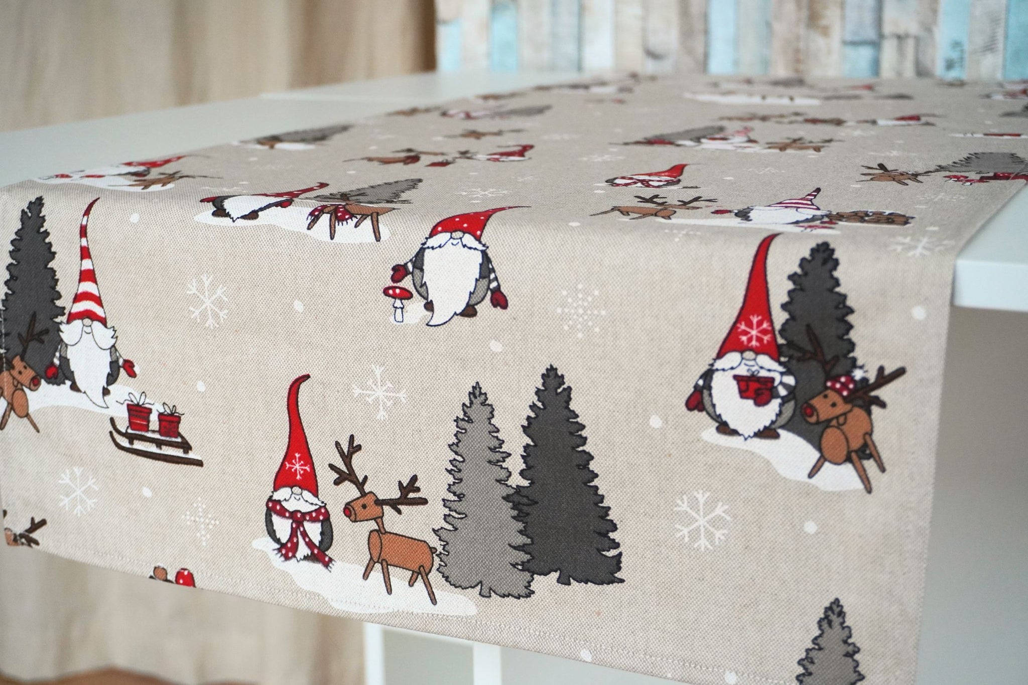 Weihnachtstischdecke, Tischläufer mit Weihnachts- und Wichtelmotiven – Kieu.FashionArt
